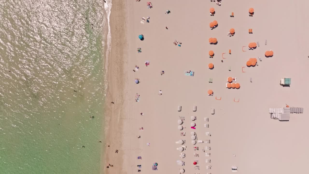 高角航拍的海滨在迈阿密海滩，佛罗里达州视频素材