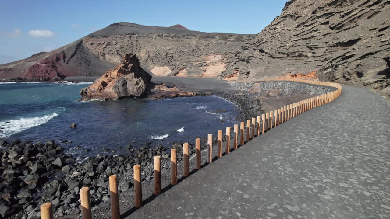 火山湖El Golfo(拉古纳德洛斯克里奥斯或Charco Verde)的鸟瞰图，兰萨罗特，加那利群岛，西班牙。视频素材