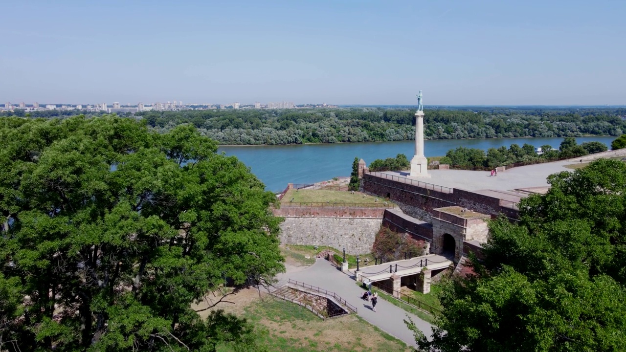 Kalemegdan公园和贝尔格莱德波伯尼克或维克多著名地标的鸟瞰图视频下载