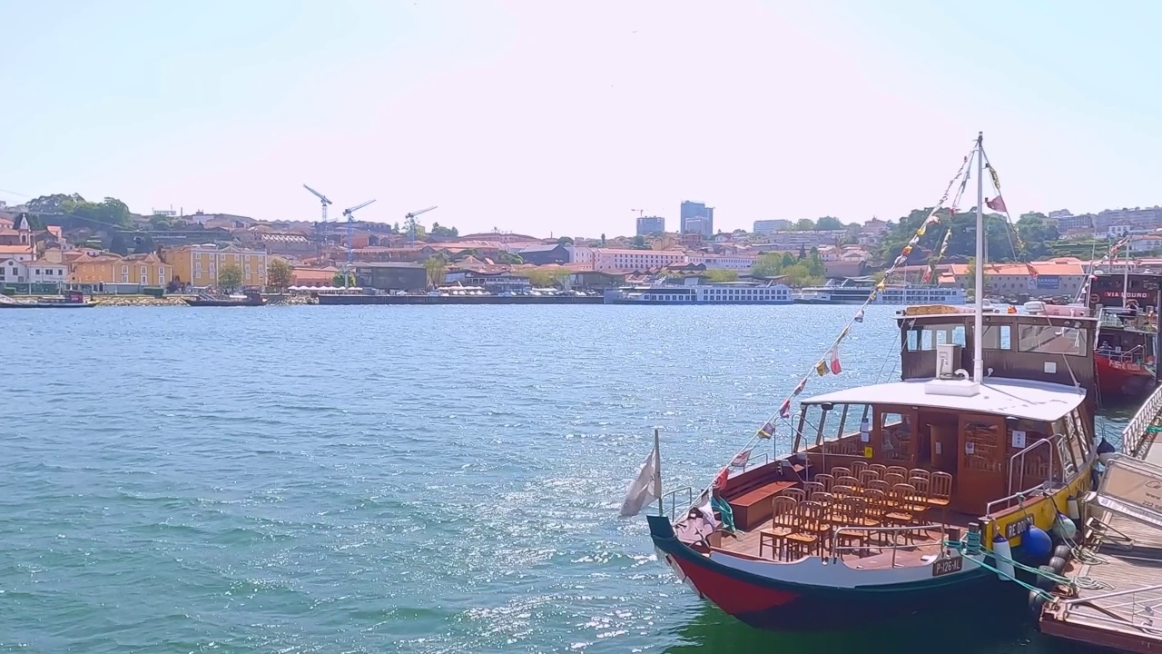 Baixada do Porto的杜罗河景观视频下载