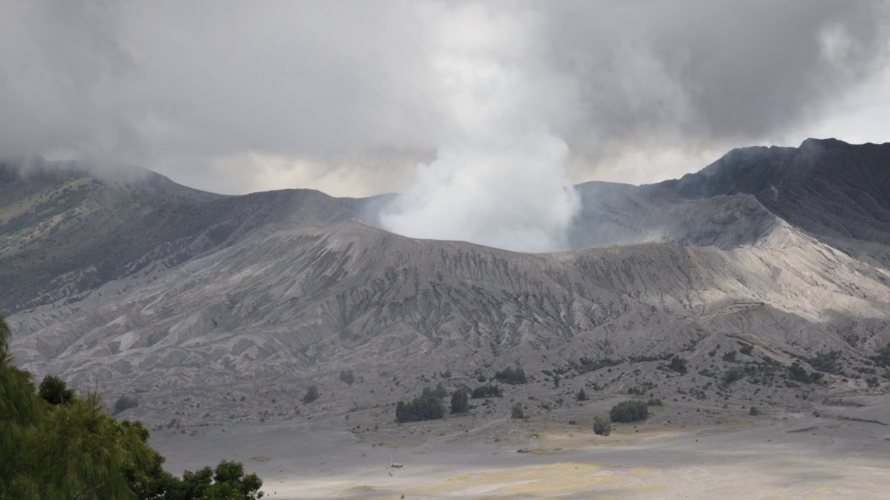 Bromo火山，它有一个大的火山口，向天空喷出浓烟。印度尼西亚的布罗莫火山爆发视频素材