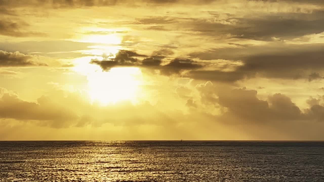 冲绳宜野湾海岸的夜景视频素材