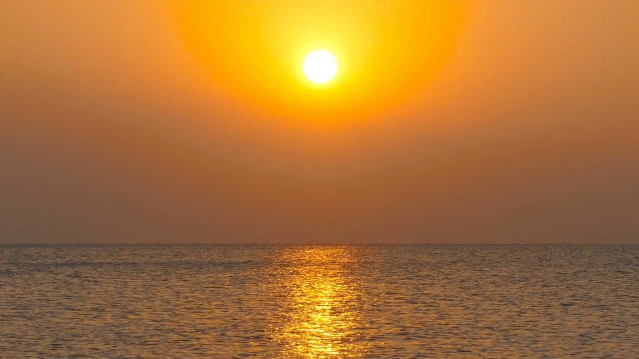 美丽的风景与日出海面，放大视频素材