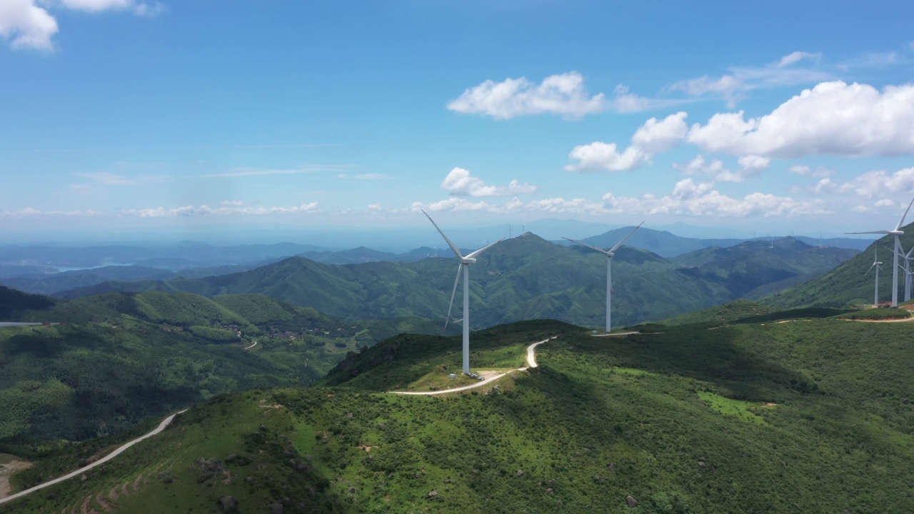 雾中的风车鸟瞰图视频素材