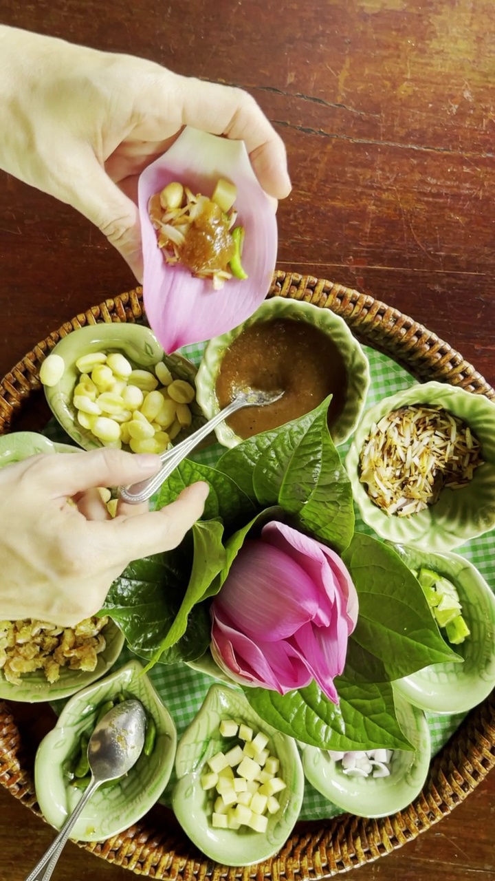 朋友和家人在吃亚洲食物视频素材