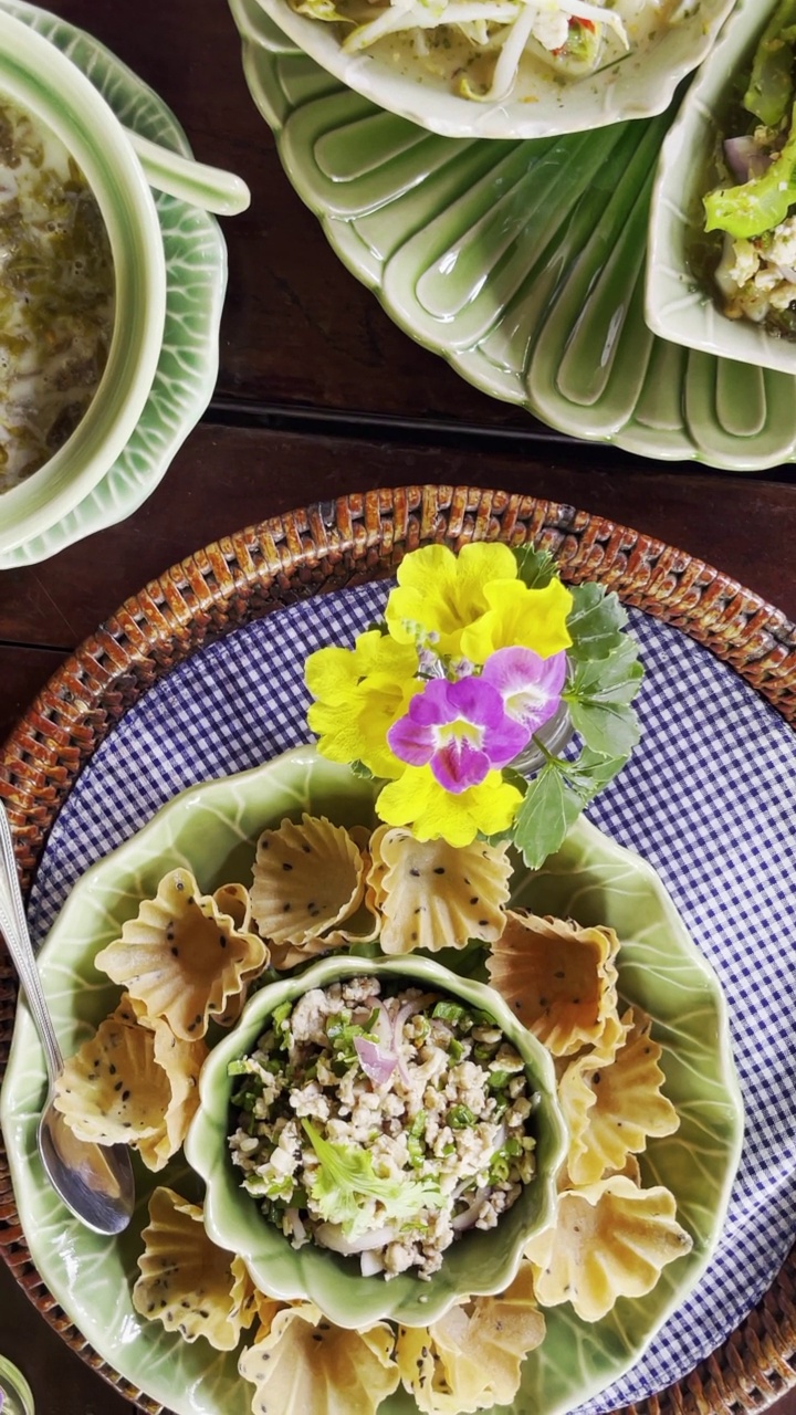 朋友和家人在吃亚洲食物视频素材