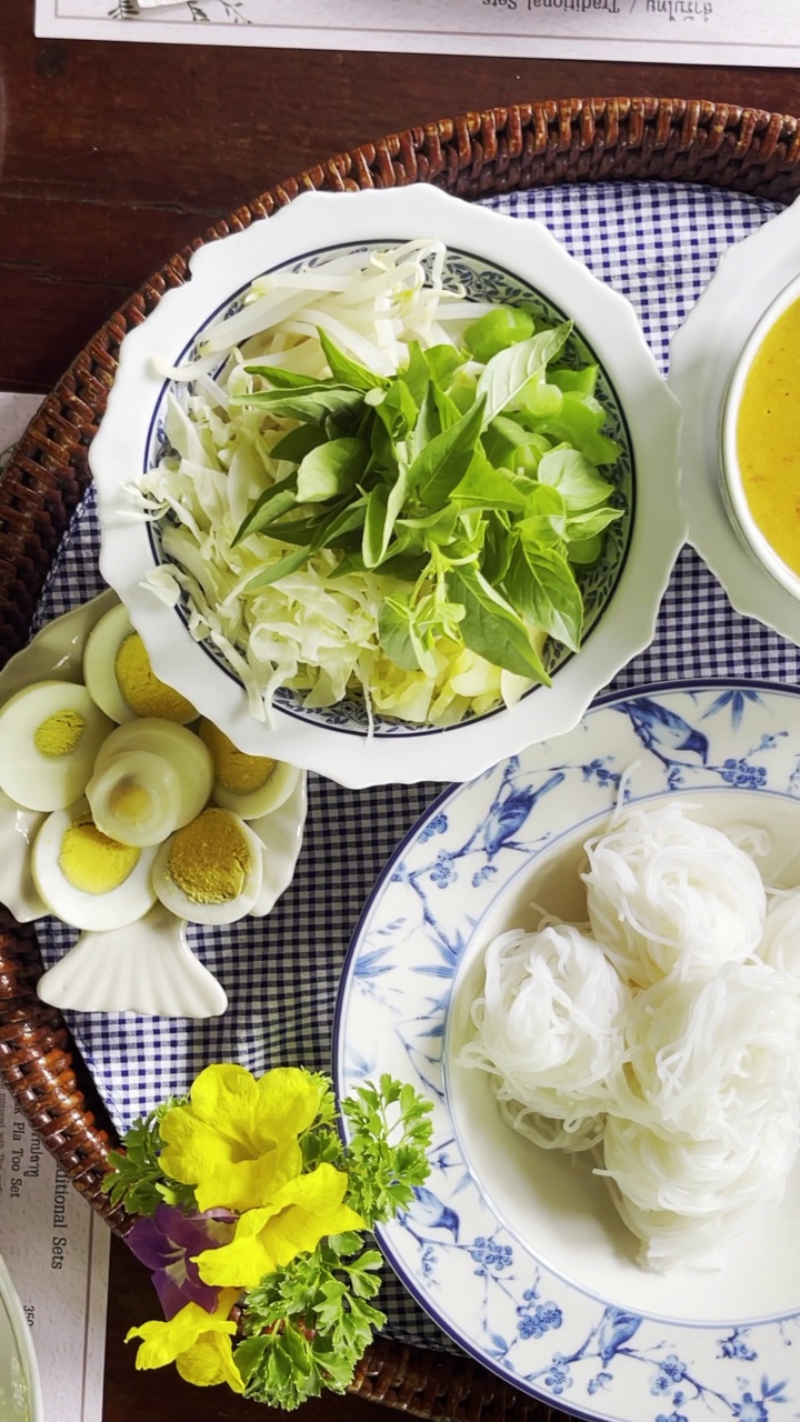 朋友和家人在吃亚洲食物视频素材