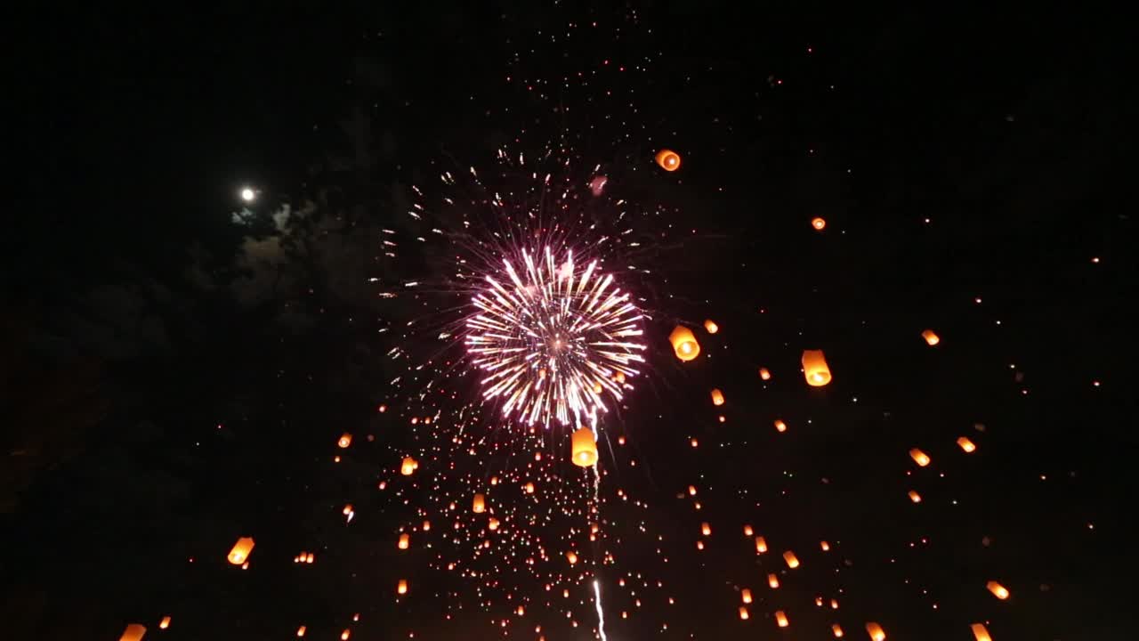 2015年11月25日，泰国清迈湄娇:夜蓬节的浮灯和烟火视频下载