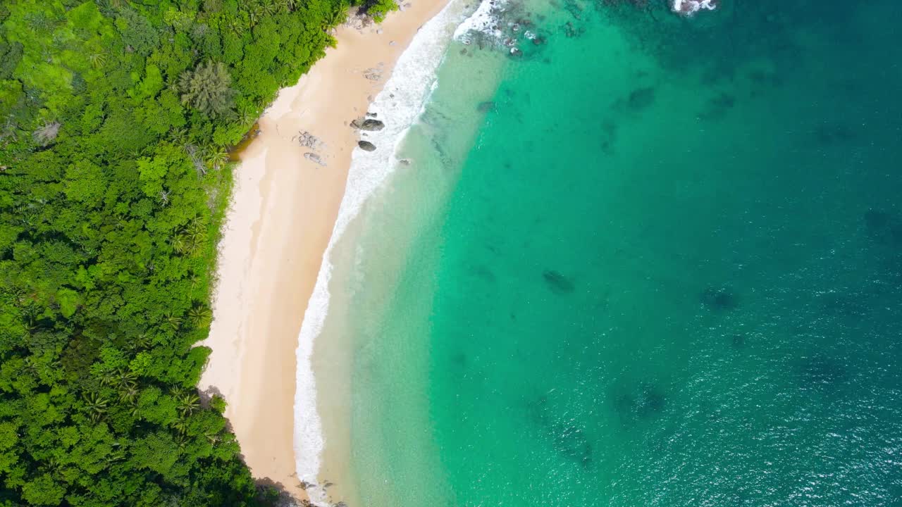 海滩鸟瞰图。白色沙滩的俯瞰视图。阳光明媚的海上鸟瞰图。暑假田园视频素材