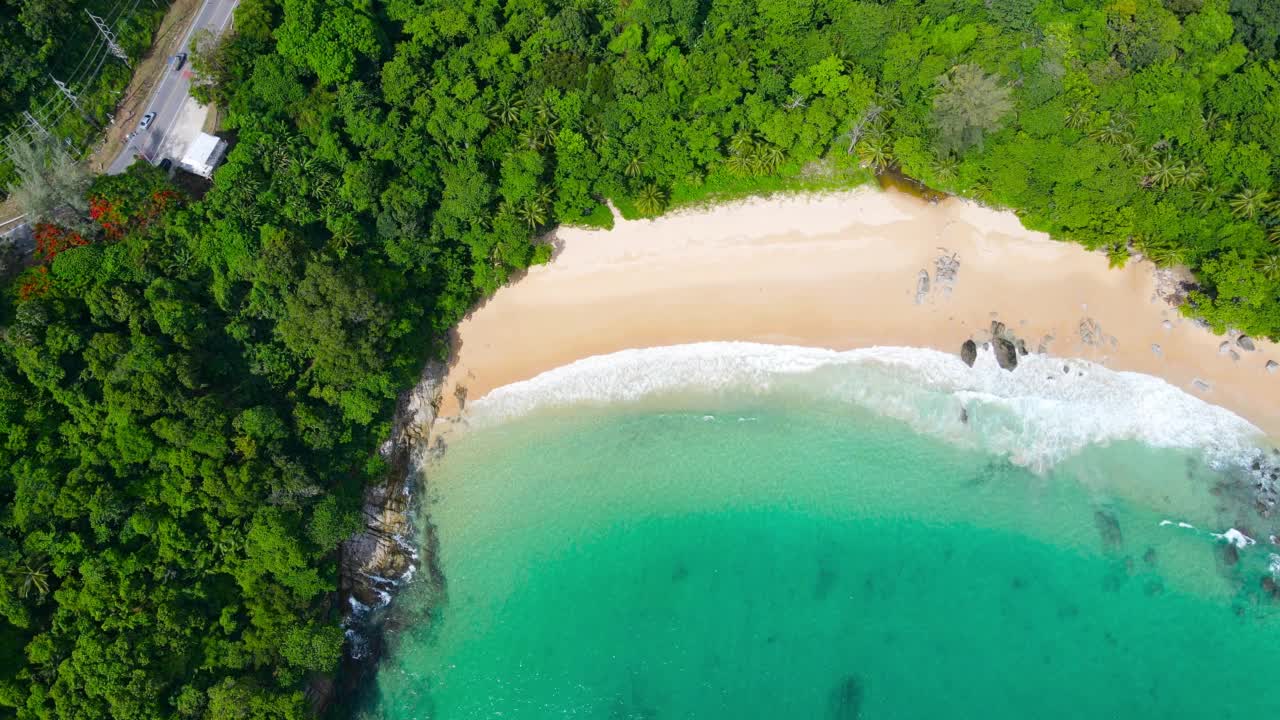 海滩鸟瞰图。白色沙滩的俯瞰视图。阳光明媚的海上鸟瞰图。暑假田园视频素材