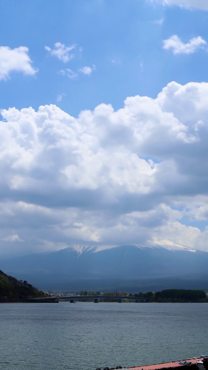 垂直时间流逝的富士山，从日本的川口子湖观看视频素材