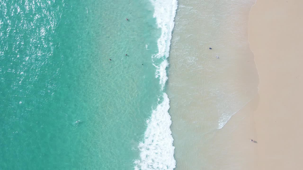 航拍视频美丽的特写镜头海滩和海水在日落时分的沙滩上的波浪(俯瞰)自然和旅游概念视频视频素材