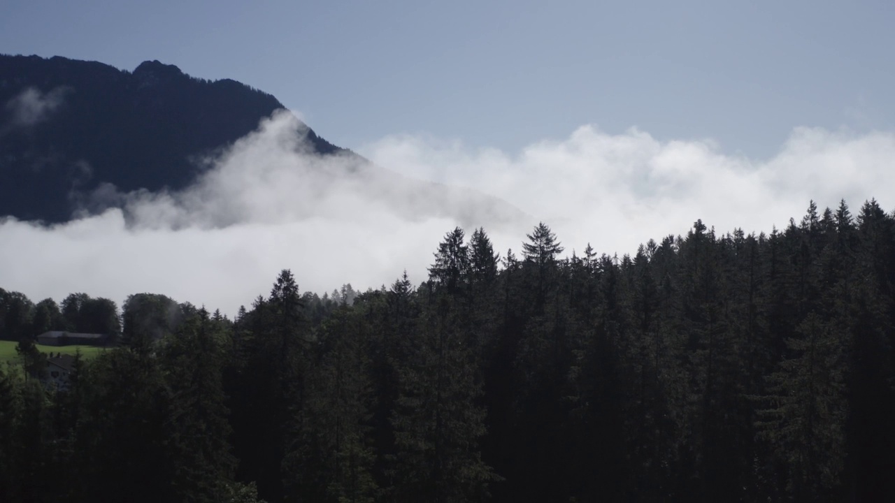 贝希特斯加德纳Land Alpen空中飞行4K。早晨雾雾。阿尔卑斯山山全景视频素材