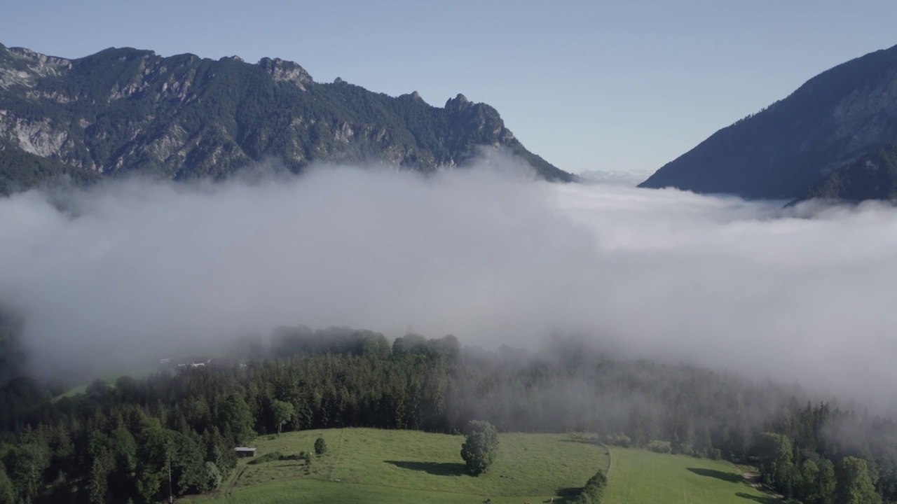 贝希特斯加德纳Land Alpen空中飞行4K。早晨雾雾。阿尔卑斯山山全景视频素材