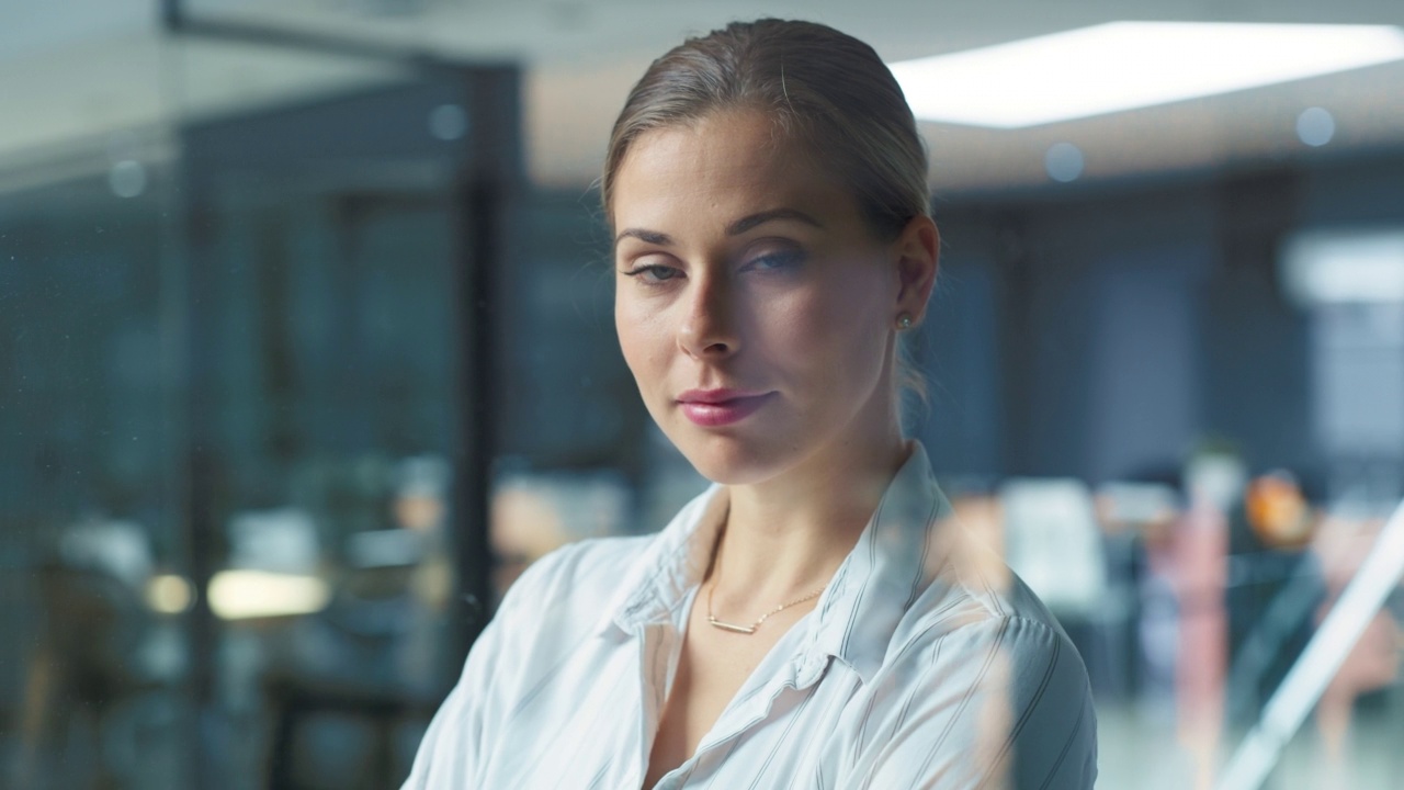 一个成功的女商人独自站在办公室的肖像。自信且有野心的女性职业女性，在工作场所和面对镜头时感觉强大而成功视频素材