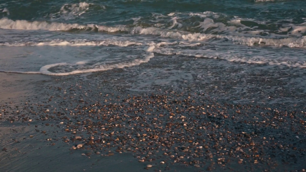 海滩上美丽的海浪特写镜头。视频素材