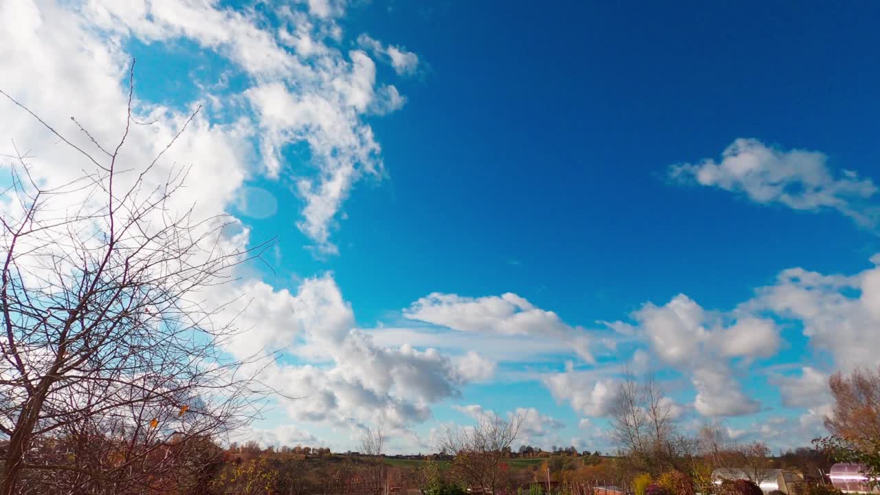 乡村的风景随着蓝天白云的时间流逝视频素材