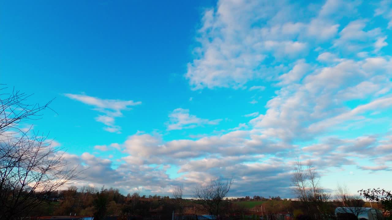 乡村的风景随着蓝天白云的时间流逝视频素材