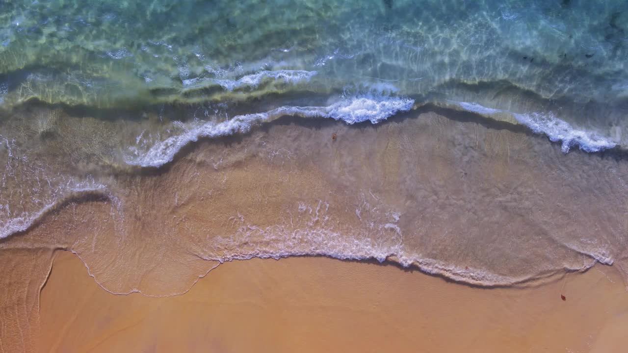 俯瞰海滩和大海。无人机鸟瞰图。视频素材