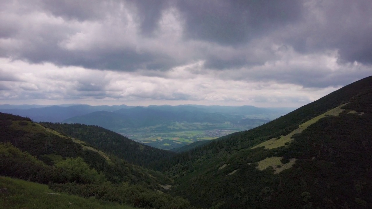 斯洛伐克北部的高塔特拉斯山麓的自然景观，在初夏，有宽阔的山谷和绿色的草地。视频素材