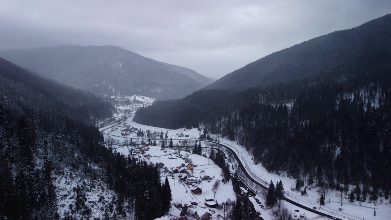 冬季，喀尔巴阡山脉田园般的高层旅游胜地鸟瞰图。乌克兰旅游景点视频素材