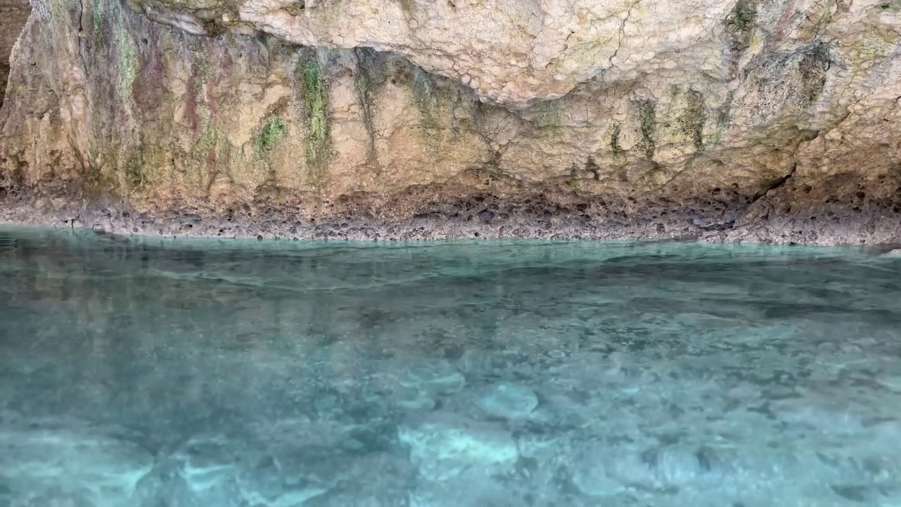 蓝色的海水，清澈的表面和地中海海岸的岩石。视频素材