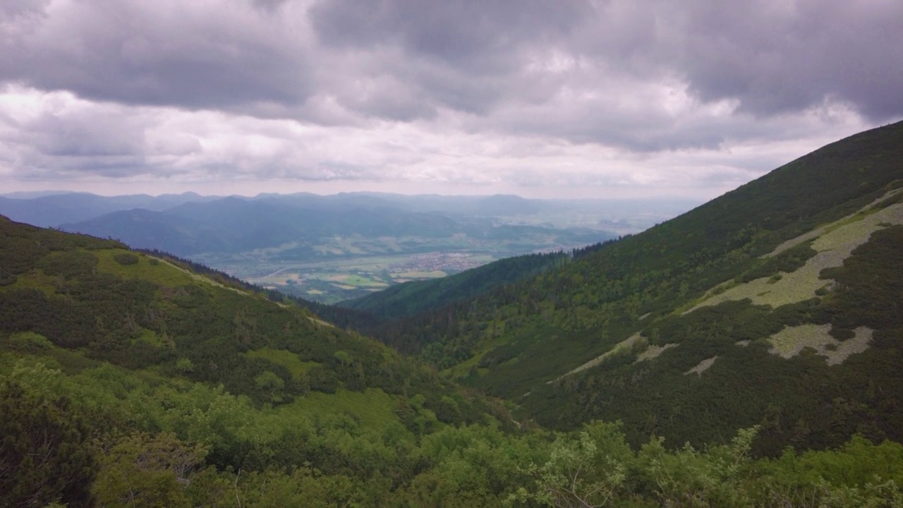 斯洛伐克北部的高塔特拉斯山麓的自然景观，在初夏，有宽阔的山谷和绿色的草地。视频素材