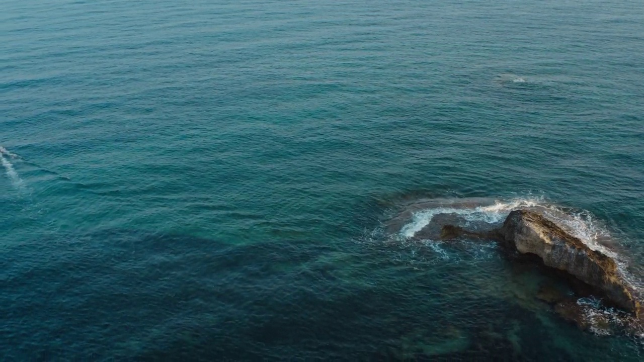 海船与岩石视频素材