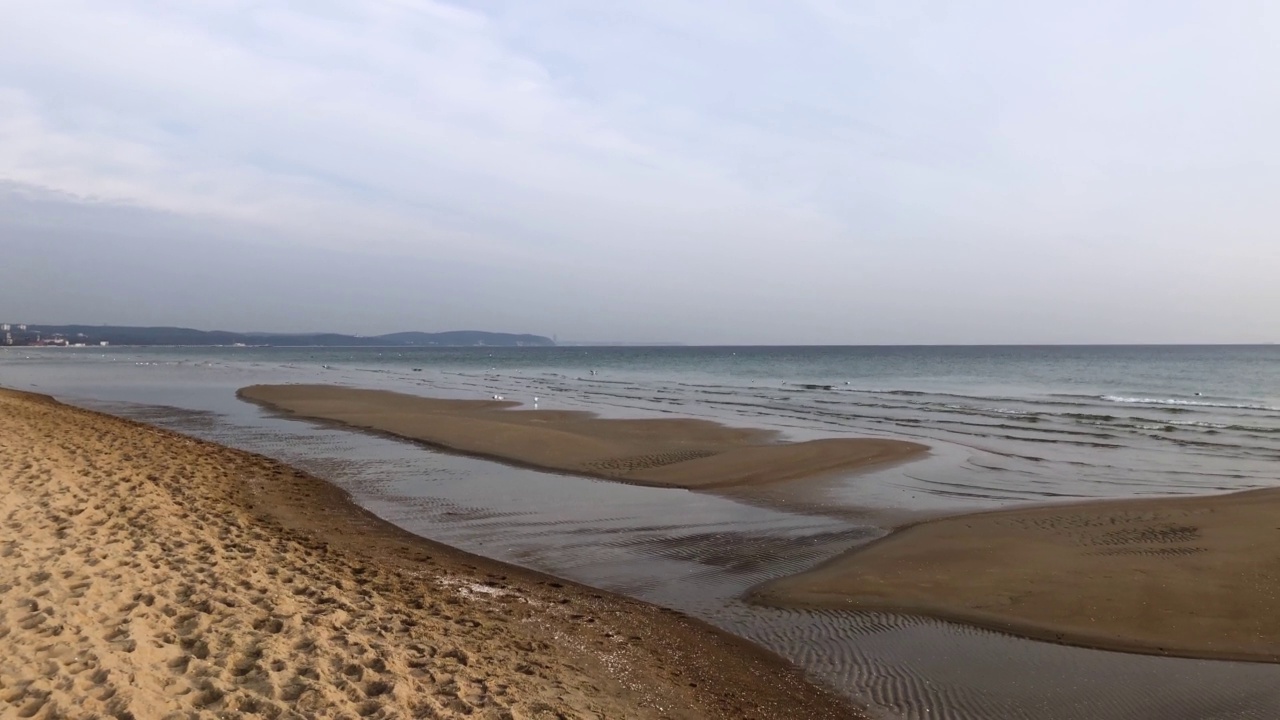 空的海滩。白色的沙滩和海浪视频素材