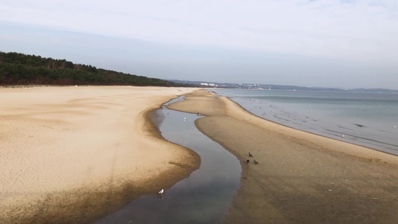 海上空荡的码头视频素材