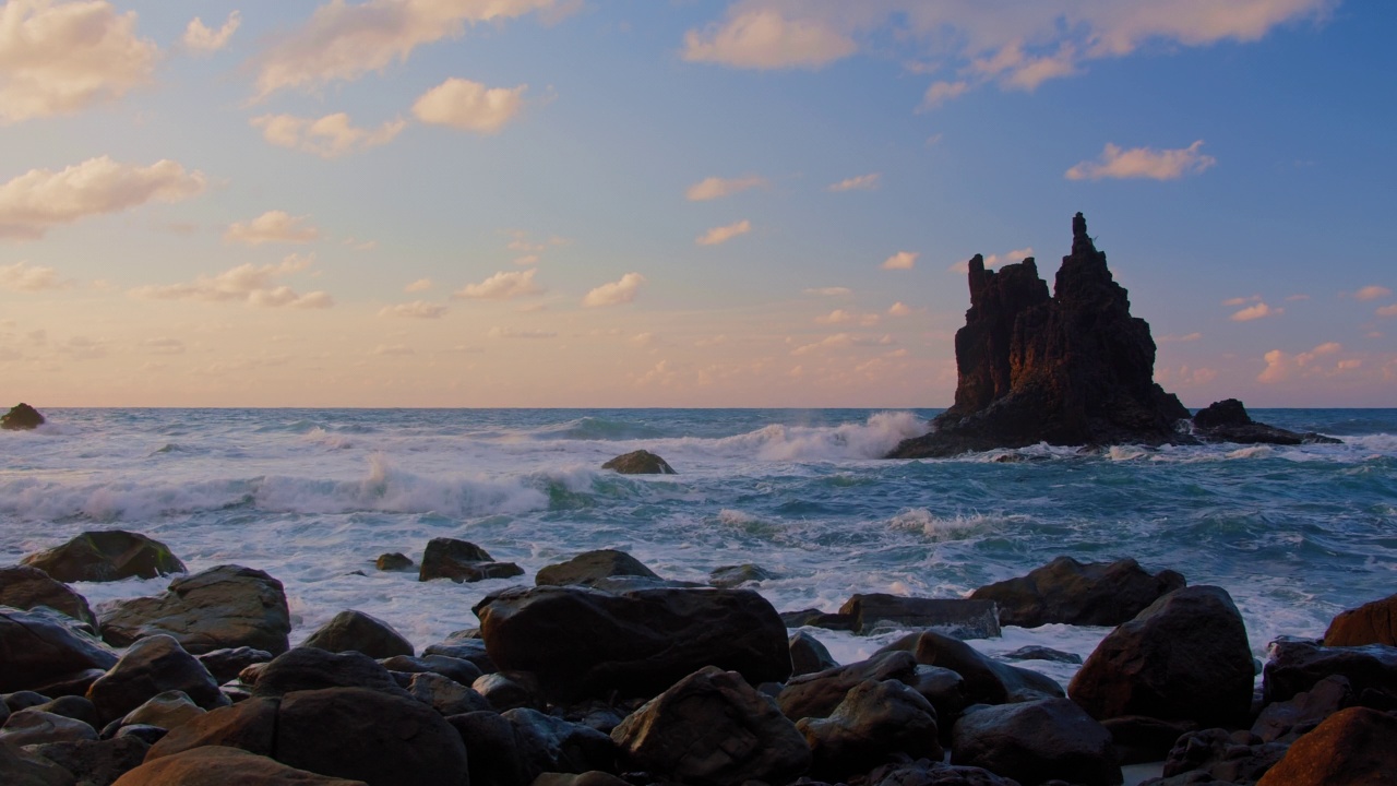 日落，海滩，海水中的火山岩。特内里费岛，贝尼霍海滩。自然之美，旅游目的地理念。没有人。视频素材