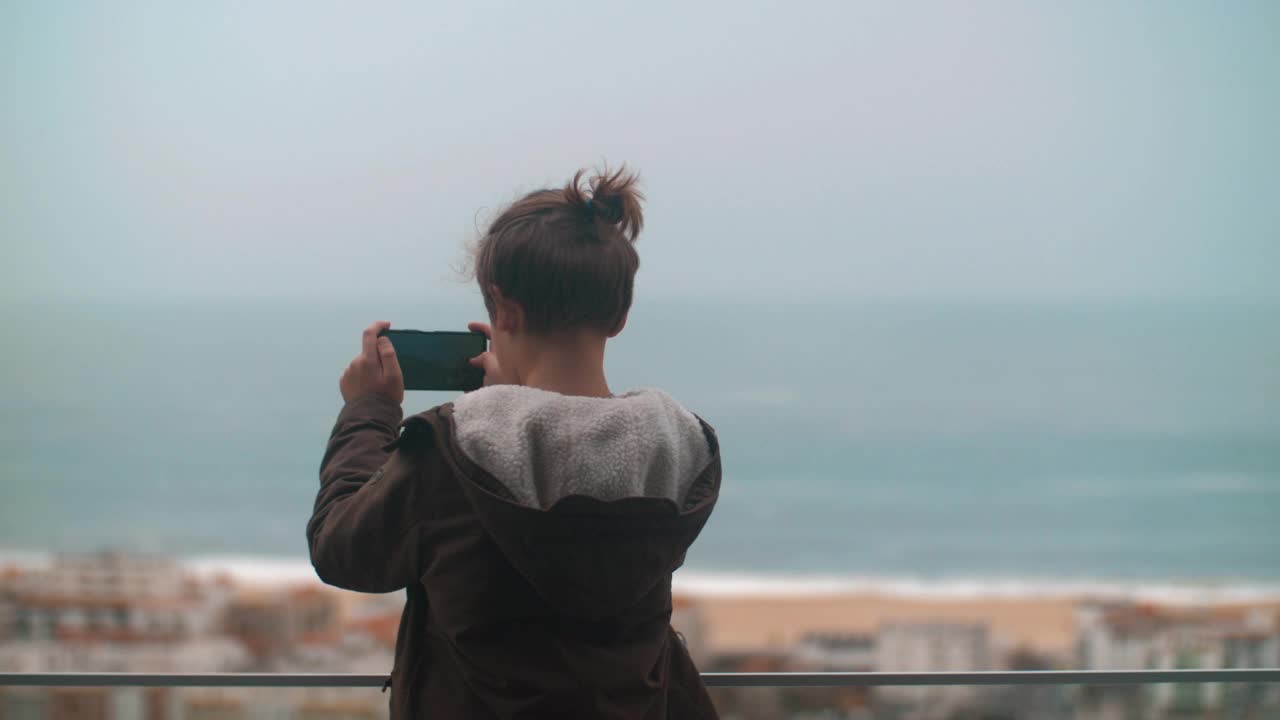 在葡萄牙纳扎尔的海洋海岸拍摄风景优美的照片视频素材