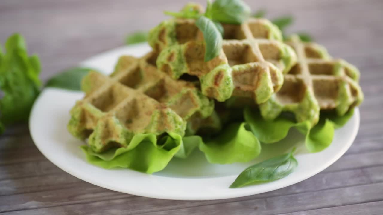 蔬菜华夫饼，用香草在盘子里烹饪视频素材