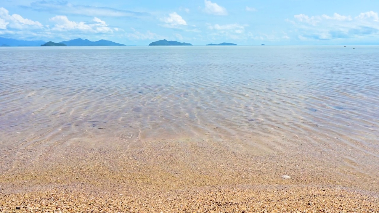 沙滩和蓝色的海洋和波浪。视频素材