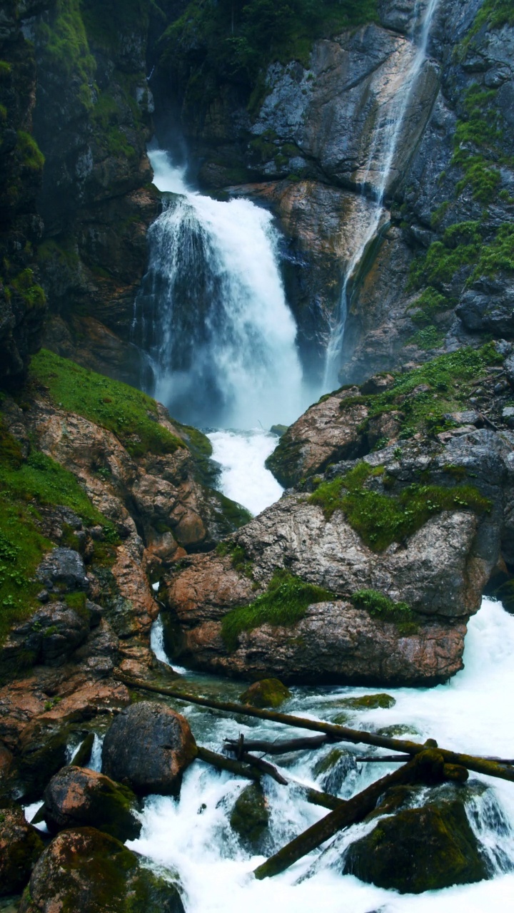 奥地利哈尔施塔特附近的Waldbachstrub Wasserfall视频素材