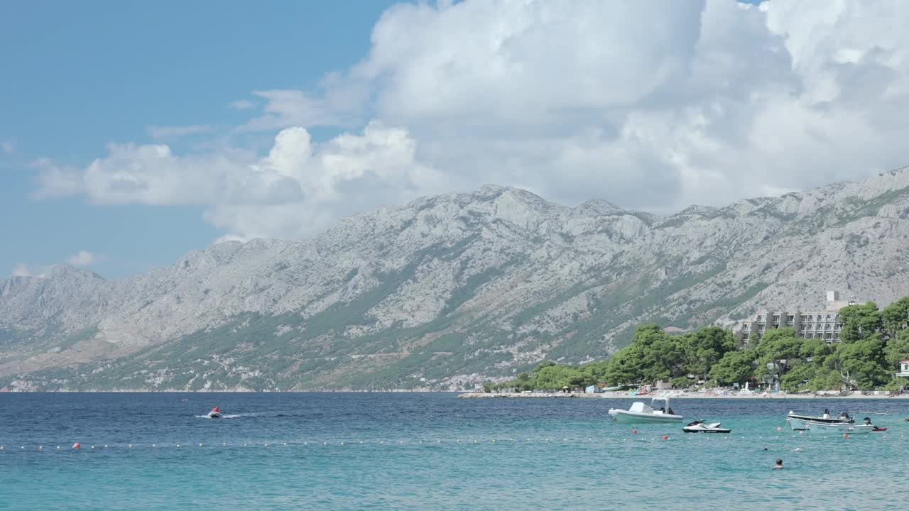 有海岸和山脉的海景。视频素材