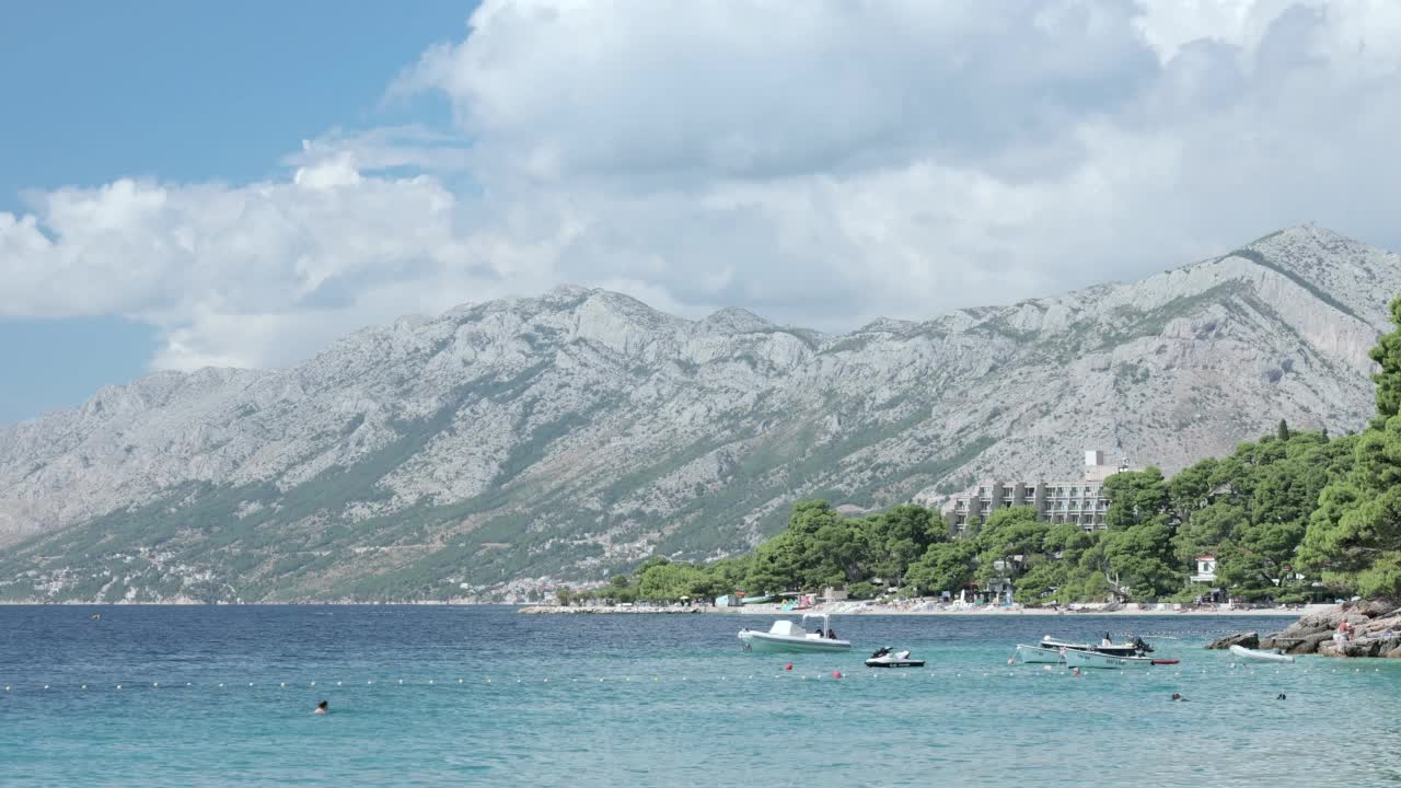 有海岸和山脉的海景。视频素材