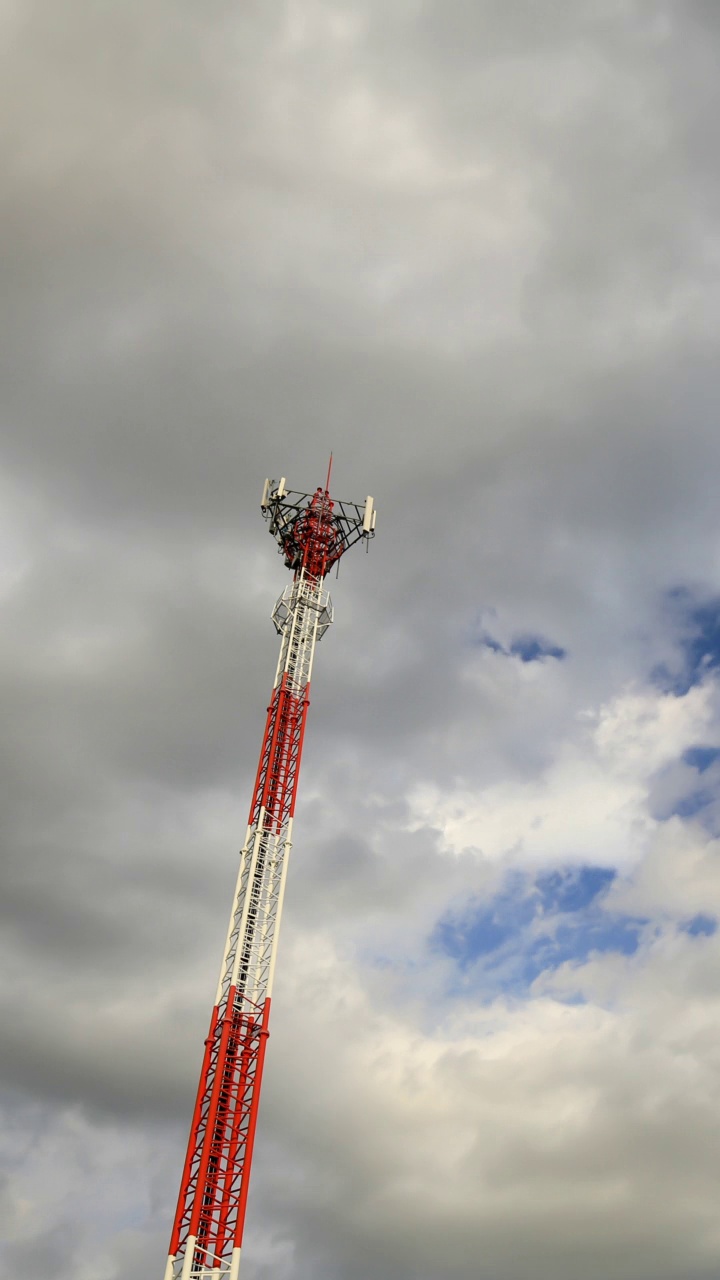 垂直时间推移的电信塔和天空视频素材