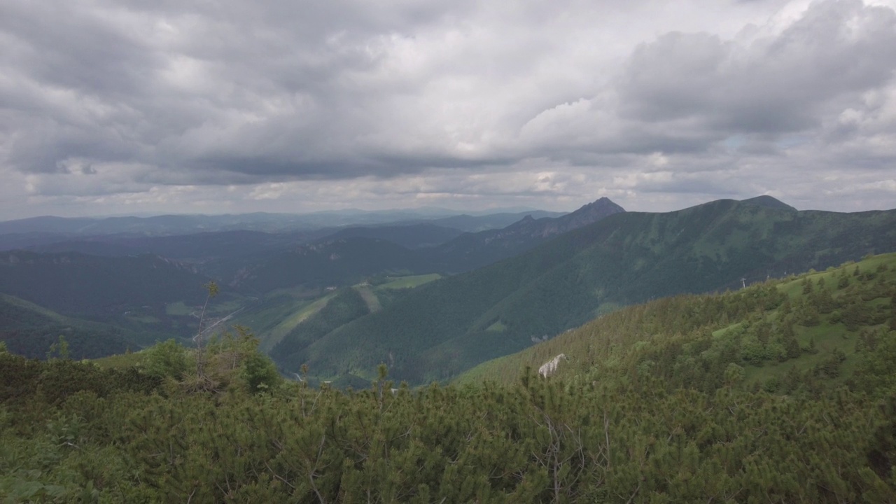 斯洛伐克北部的高塔特拉斯山麓的自然景观，在初夏，有宽阔的山谷和绿色的草地。视频素材