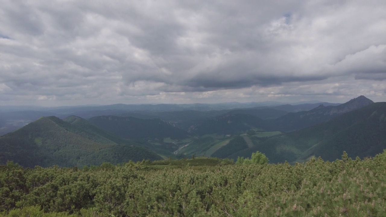 斯洛伐克北部的高塔特拉斯山麓的自然景观，在初夏，有宽阔的山谷和绿色的草地。视频素材