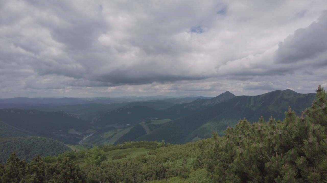 斯洛伐克北部的高塔特拉斯山麓的自然景观，在初夏，有宽阔的山谷和绿色的草地。视频素材