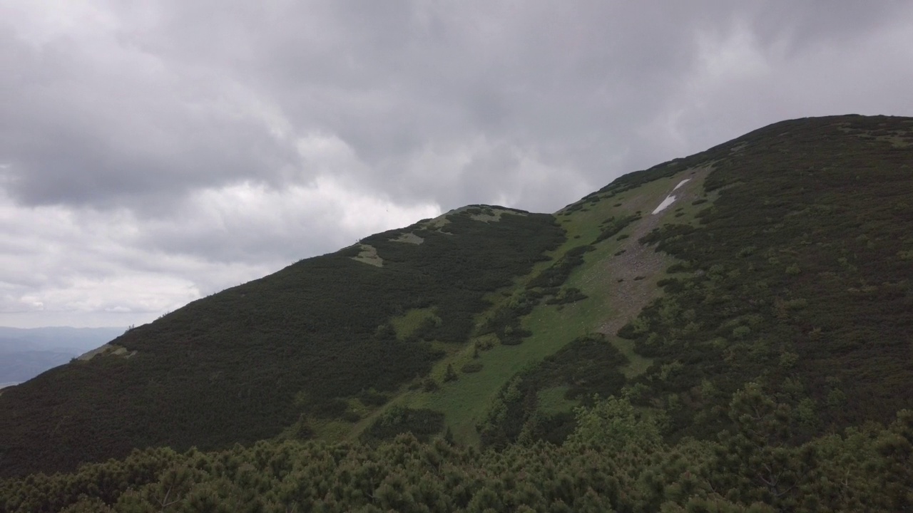 斯洛伐克北部的高塔特拉斯山麓的自然景观，在初夏，有宽阔的山谷和绿色的草地。视频素材