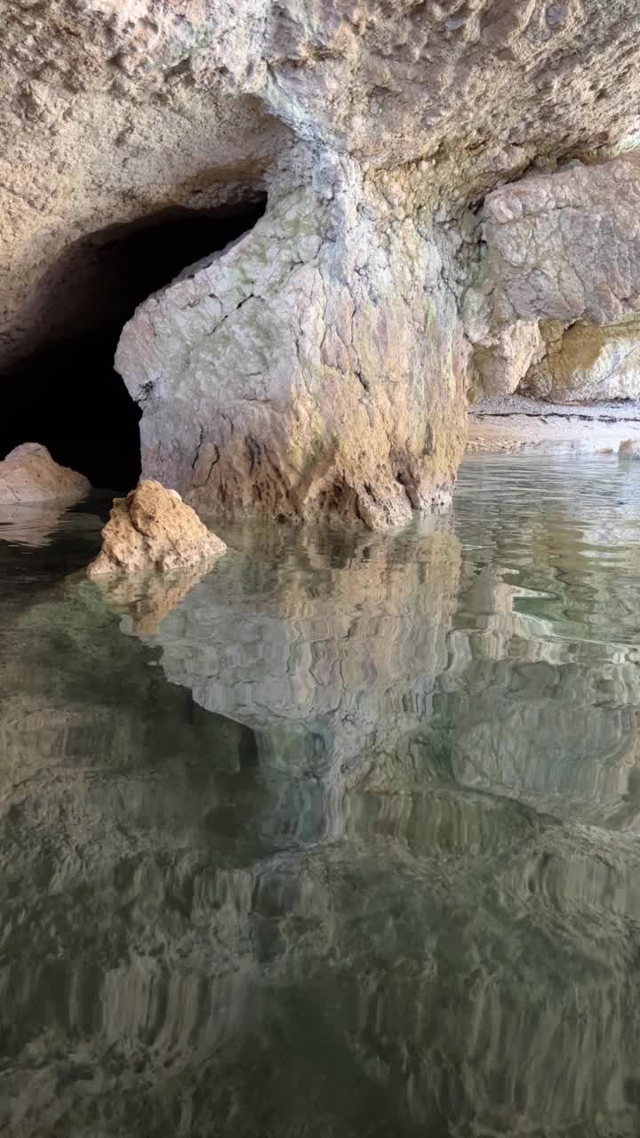 蓝色的海水在岩石洞穴洞穴。视频素材