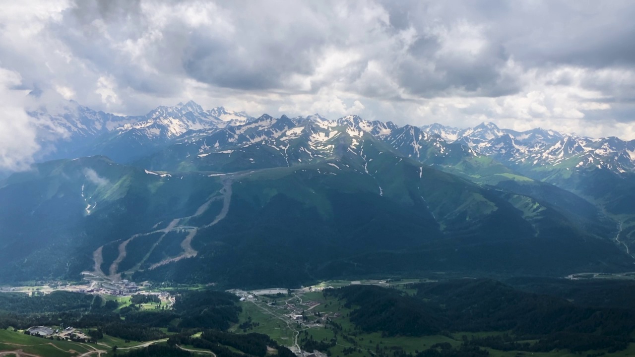 从山口望向山峰视频素材