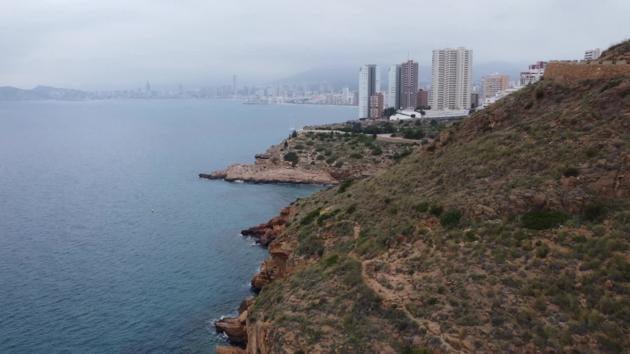 西班牙南部的旅游城市。飞越贝尼多姆和城市的沙滩视频素材