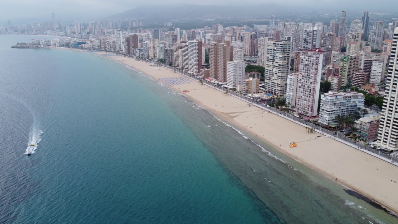 西班牙南部的旅游城市。飞越贝尼多姆和城市的沙滩视频素材