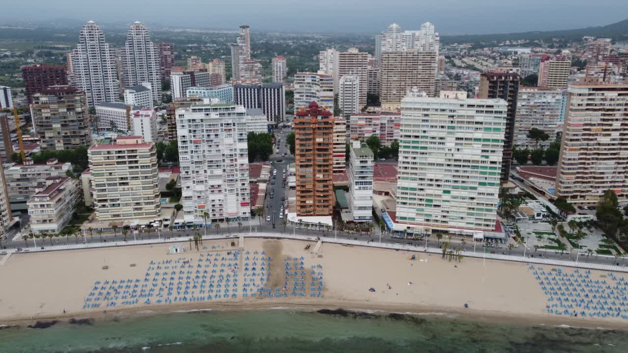 西班牙南部的旅游城市。飞越贝尼多姆和城市的沙滩视频素材