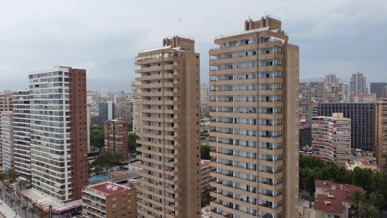 西班牙南部的旅游城市。飞越贝尼多姆和城市的沙滩视频素材