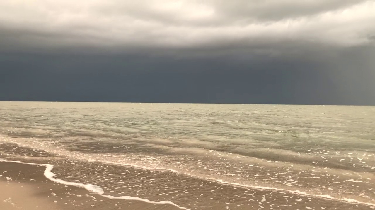 海滩上的日出视频素材