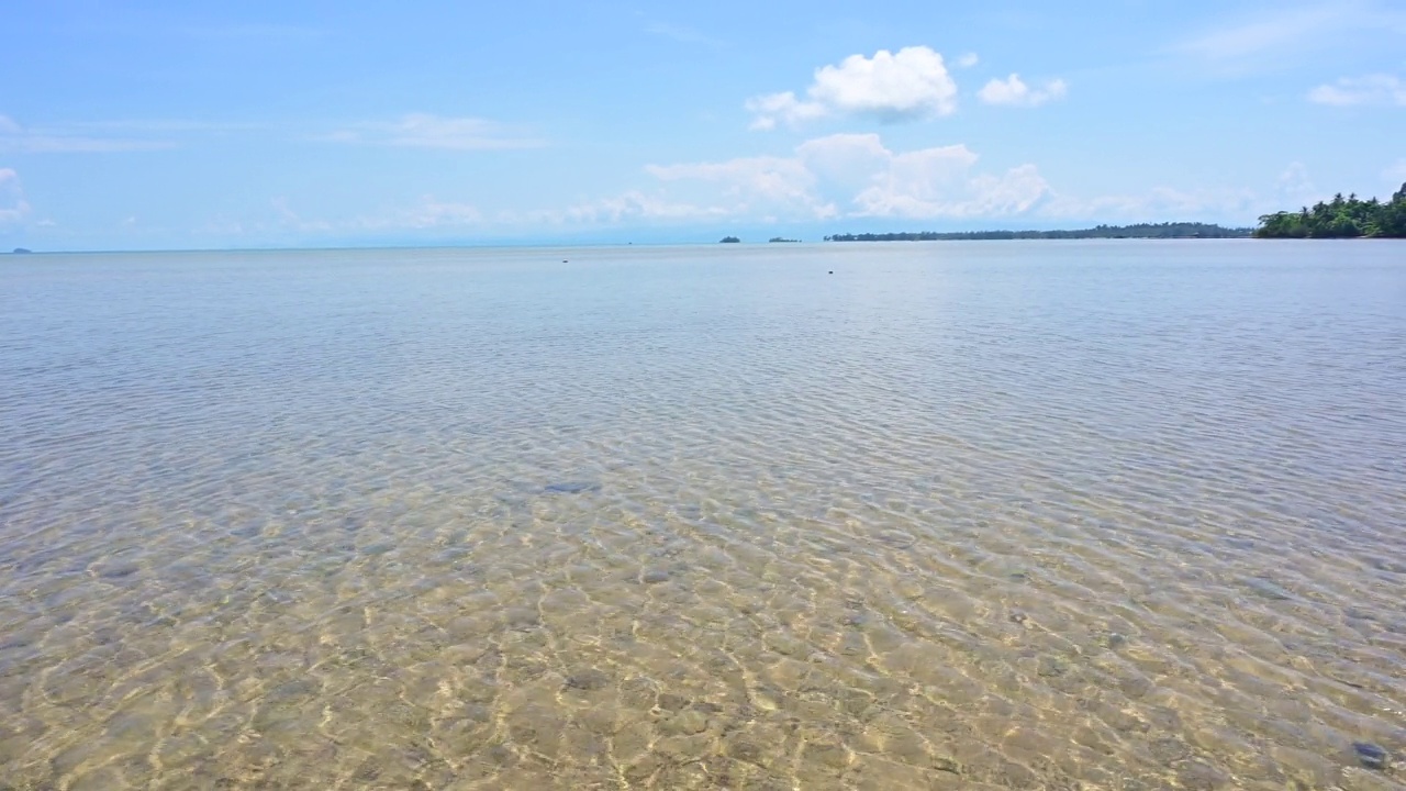 沙滩和蓝色的海洋和波浪。视频素材